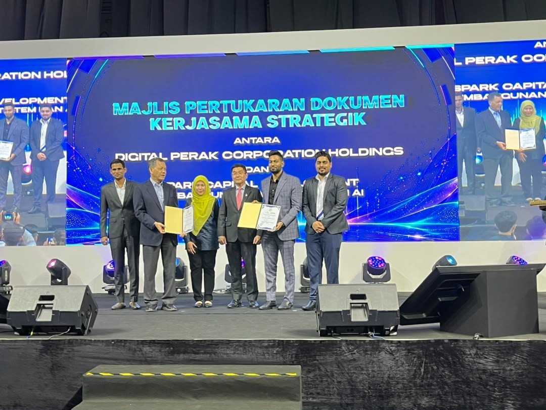 Exchange of strategic partnership documents between Digital Perak Corporation Holdings and Spark Capital Development Berhad on stage